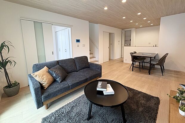 2号地/リビング
二世帯でも暮らしやすい5LDK。1室を丸ごと収納部屋として活用したり、リモートワークが出来る仕事部屋や趣味を楽しむ部屋にするのもおすすめです!