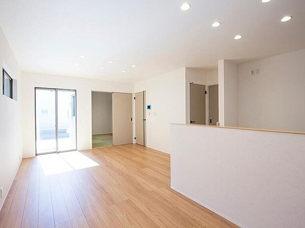 リビング
太陽の光が降り注ぐ16帖のリビング。キッチンから和室まで、家族の笑顔がつながります。