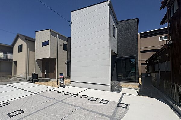 【1号地外観】
ZEH住宅。EVコンセント、食洗機、IOT標準搭載、電動シャッターなど充実機能です。