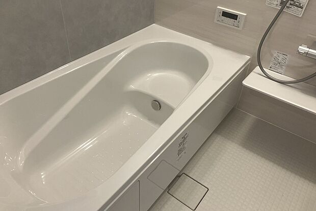 【5号地　浴室】高い機能性とデザインを併せ持つ快適な浴室空間。
常時乾燥機能付き。室内干しの際に役立つランドリーパイプ1本付き
