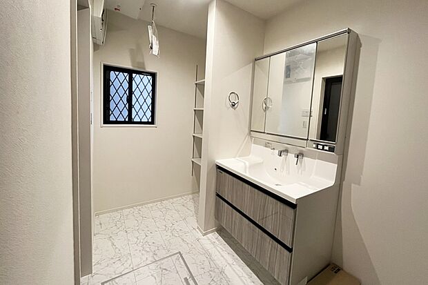 【2号地　洗面脱衣室】三面鏡はそれぞれ収納スペースとしてお使いいただけます。
コンセントや電気もあるので家族がそれぞれの用途にあわせた使い方ができます。