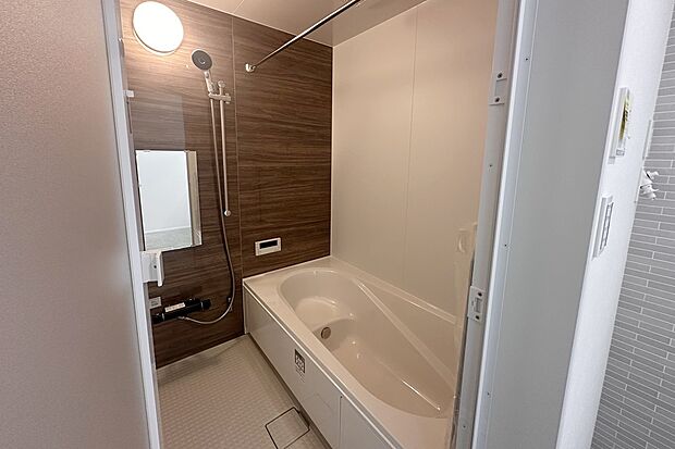 【3号地 浴室】浴槽はエコベンチタイプなので、節水にもなります。ベンチ部分で小さなお子様も入りやすく、半身浴や足を乗せてリラックスしたりするのにとても便利。