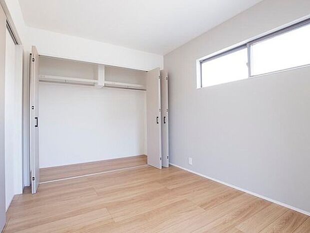 【リビング以外の居室】全室クローゼット完備。家具を最小限に抑えて、洋室本来の広さと開放感を楽しめる住まい。