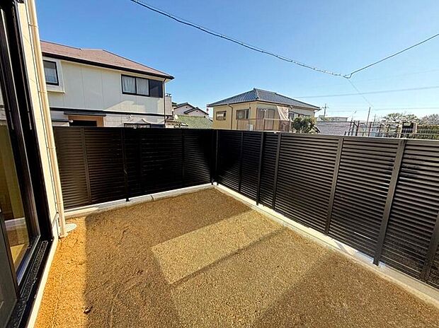 【庭】【2号地】
南向きの明るいお庭。お花を育てたり、ＢＢＱを楽しんだりできます。