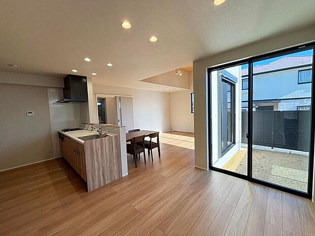 【リビング】【2号地】
開放的な吹き抜け、お庭を設けた19.2帖のリビング。視界が抜けて、より広く感じられます。