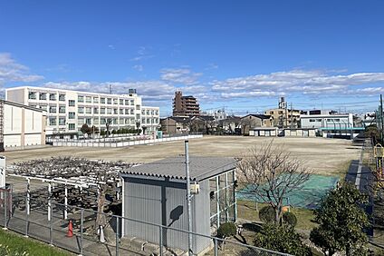 万場小学校 500ｍ～550ｍ(徒歩7分)