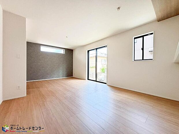 家族みんなが揃う場所だからこそ一番に陽当たりを考慮し明るくゆったりとくつろげる場所として設計しております。大切なお客様を迎えるリビングはいつも綺麗に保てるように♪収納もたくさんご用意しております♪