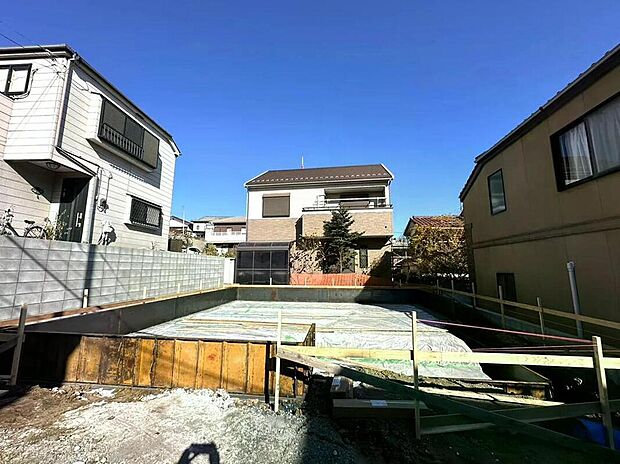 美しい緑と良好な住環境が守られてきたこの街に、新築戸建てが誕生いたしました。穏やかな空気の流れる落ち着いた住環境です。ぜひ、現地へ足をお運びいただき実際の環境・陽当たりをご確認下さいませ♪