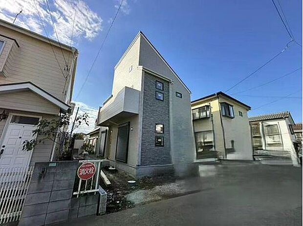 閑静な住宅地で子育て家族にピッタリ。毎日のお散歩も快適な緑に恵まれたエリアで、自然に包まれた穏やかな暮らしを実現するための、ゆとりある住環境が整っています。緑の潤いを感じながらホッと生活できそう。

