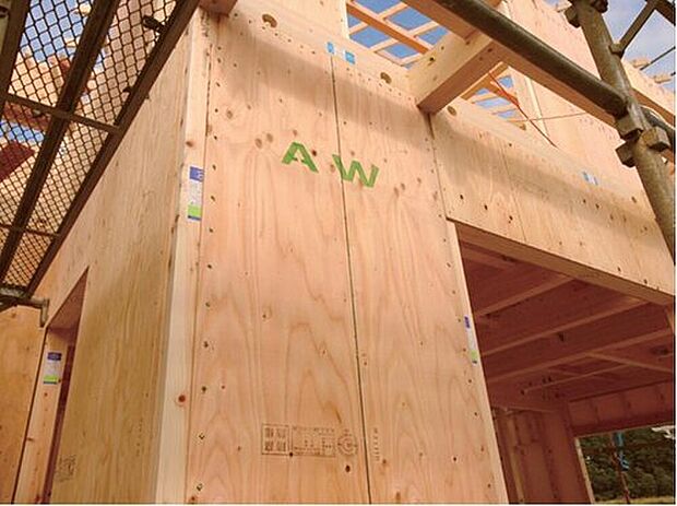 壁倍率5.0倍は国土交通省が定める数値内の最高値で、通常の合板による壁倍率2.5倍の2倍の強度となっています。