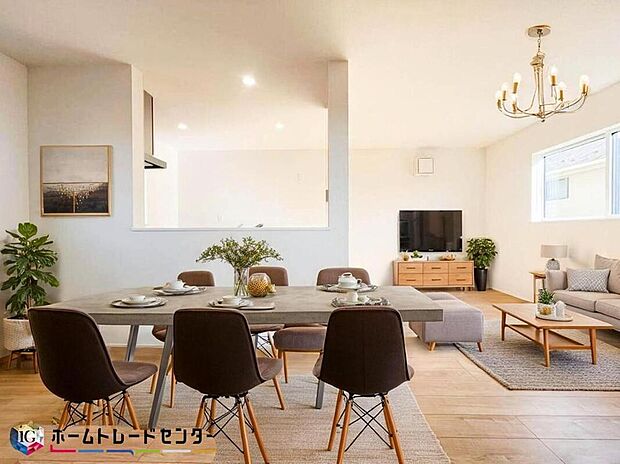 家族みんなが揃う場所だからこそ一番に陽当たりを考慮し明るくゆったりとくつろげる場所として設計しております。※こちらはCGで画像生成したイメージ画像になります。家具などは付いておりません。