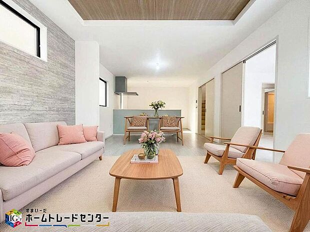 家族みんなが揃う場所だからこそ一番に陽当たりを考慮し明るくゆったりとくつろげる場所として設計しております。※こちらはCGで画像生成したイメージ画像になります。家具などは付いておりません。