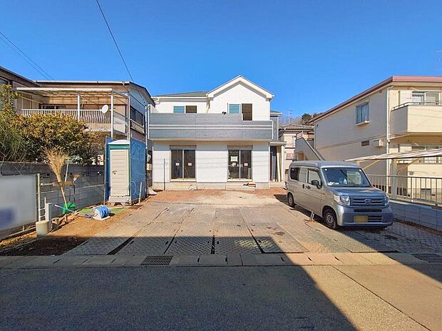 【現地外観写真】
一戸建ての大きなメリットは、「自分の土地」を自由に使えること。好きなペットが飼えるほか、ガーデニングやDIY、車やバイクの手入れなど様々な趣味を楽しめます♪