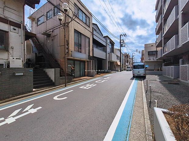 閑静な住宅地で子育て家族にピッタリ。毎日のお散歩も快適な緑に恵まれたエリアで、自然に包まれた穏やかな暮らしを実現するための、ゆとりある住環境が整っています。緑の潤いを感じながらホッと生活できそう。