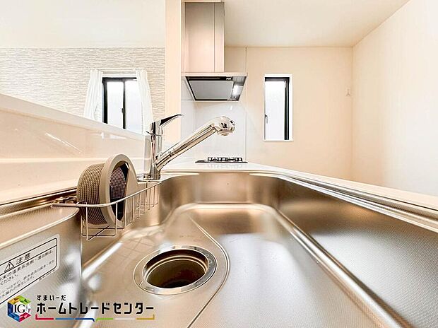 大きくて使いやすいシンクは一度に沢山の洗い物が可能。キッチン自体が広いので、食器用水切り網をおいてもまだまだスペースあり。調味料などをディスプレイし、お洒落なキッチンを演出してみてはいかがでしょうか。
