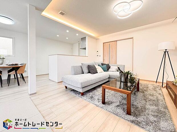 家族みんなが揃う場所だからこそ一番に陽当たりを考慮し明るくゆったりとくつろげる場所として設計しております。大切なお客様を迎えるリビングはいつも綺麗に保てるように♪収納もたくさんご用意しております♪