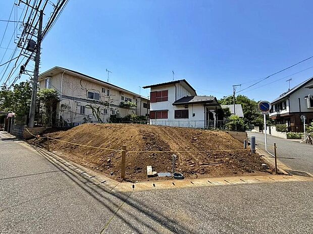 美しい緑と良好な住環境が守られてきたこの街に、新築戸建てが誕生致しました。穏やかな空気の流れる落ち着いた住環境です。ぜひ、現地へ足をお運びいただき実際の環境・陽当たりをご確認下さいませ♪