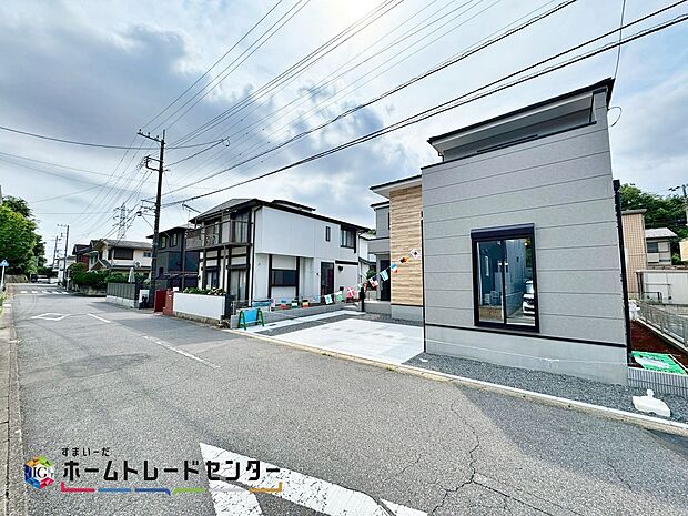閑静な住宅地で子育て家族にピッタリ。毎日のお散歩も快適な緑に恵まれたエリアで、自然に包まれた穏やかな暮らしを実現するための、ゆとりある住環境が整っています。緑の潤いを感じながらホッと生活できそう。