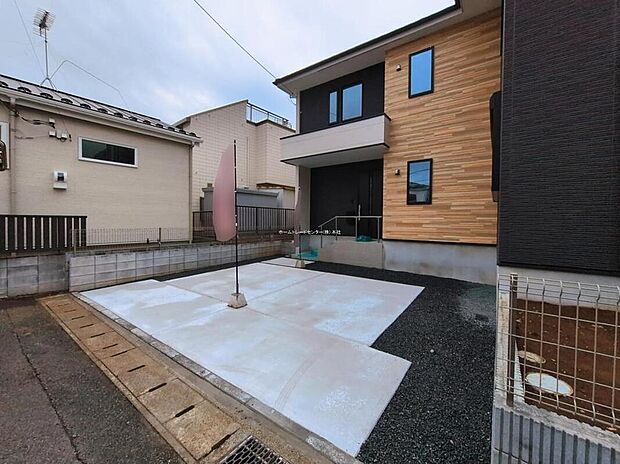 3LDK+Sのゆとりある間取りで家族全員が快適に暮らせる設計。収納も充実しているため片付けやすく、生活感を抑えた空間を実現。日々の動線も考えられた、実用性の高い住まいです。