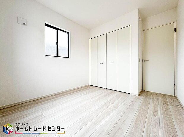 ダブルベッドのサイズのベッドを配置しても十分な広さを確保できる寝室です♪住んでから後悔しないために、そして何よりゆっくりと安眠できるよう、居心地がよく快適に過ごせる寝室の空間づくりにこだわりましょう。