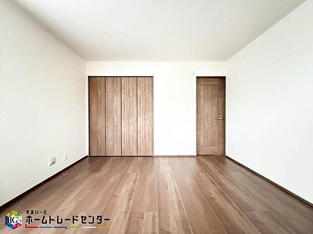 ダブルベッドのサイズのベッドを配置しても十分な広さを確保できる寝室です♪住んでから後悔しないために、そして何よりゆっくりと安眠できるよう、居心地がよく快適に過ごせる寝室の空間づくりにこだわりましょう。
