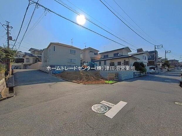 閑静な住宅地で子育て家族にピッタリ。毎日のお散歩も快適な緑に恵まれたエリアで、自然に包まれた穏やかな暮らしを実現するための、ゆとりある住環境が整っています。緑の潤いを感じながらホッと生活できそう。