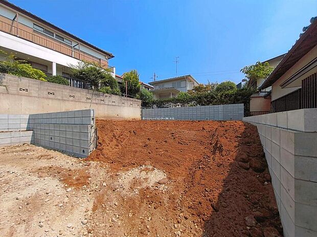 美しい緑と良好な住環境が守られてきたこの街に、新築戸建てが誕生致しました。穏やかな空気の流れる落ち着いた住環境です。ぜひ、現地へ足をお運びいただき実際の環境・陽当たりをご確認下さいませ♪