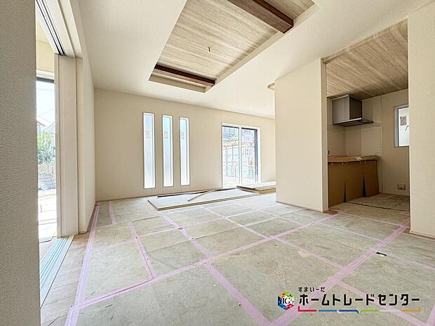 3本ラインの窓がお洒落なリビングスペース。南側からの採光もありますので、明るく心地良い空間となっております。