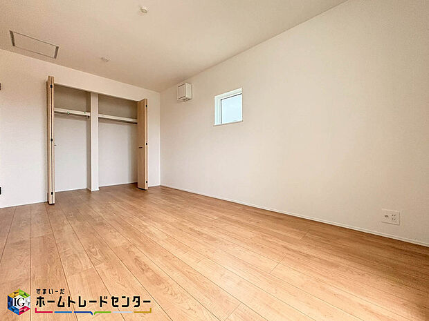 【2階洋室】お子様の成長と共に必要になる子供部屋。勉強机・ベッドを配置しても十分な広さがあるのは戸建てならでは。お子様のお友達を招いたりプライバシーも確保できる子供部屋はお子様の自立心も芽生えます♪