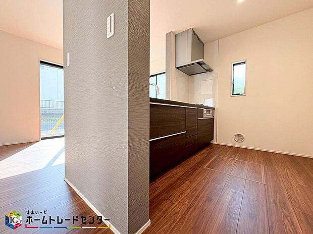 【キッチン】お洒落な浄水器付きハンドシャワー♪手軽に水道水に含まれている不純物を取り除きおいしいお水を利用できます。高齢者や女性でも簡単に管理できるので、設置するメリットは大きいでしょう。