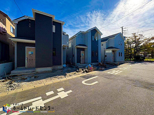 【現地外観写真】美しい緑と良好な住環境が守られてきたこの街に、新築戸建てが誕生いたしました。穏やかな空気の流れる落ち着いた住環境です。ぜひ、現地へ足をお運びいただき実際の環境・陽当たりをご確認下さいませ♪