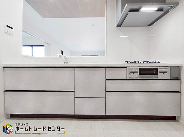 【キッチン】お洒落で清潔感のある対面キッチン♪対面式キッチンは家族との大事なコミュニケーションも取りやすく自然と会話が増えるような設計となっています。床下の収納スペースもちょっとした物を収納できるので嬉しい魅力♪