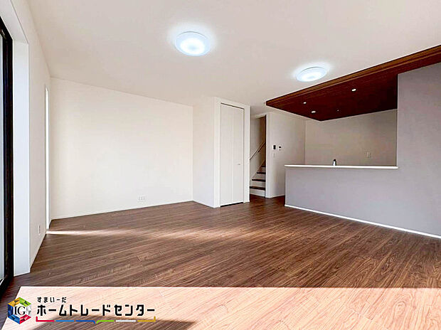 【リビング】家族の食事や団らんのほか、お子様を遊ばせたり友人を招いたりするLDKは住まいの中心。長時間過ごす場所だからこそ、陽当たりの良さ・居心地の良さなどお住まい探しの一番重要なポイントになります。