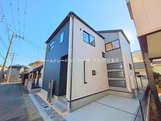 【現地外観写真】美しい緑と良好な住環境が守られてきたこの街に、新築戸建てが誕生致しました。穏やかな空気の流れる落ち着いた住環境です。ぜひ、現地へ足をお運びいただき実際の環境・陽当たりをご確認下さいませ♪