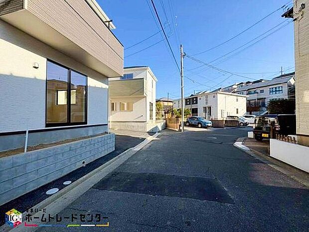 【前面道路含む現地写真】閑静な住宅地で子育て家族にピッタリ。毎日のお散歩も快適な緑に恵まれたエリアで、自然に包まれた穏やかな暮らしを実現するための、ゆとりある住環境が整っています。緑の潤いを感じながらホッと生活できそう。