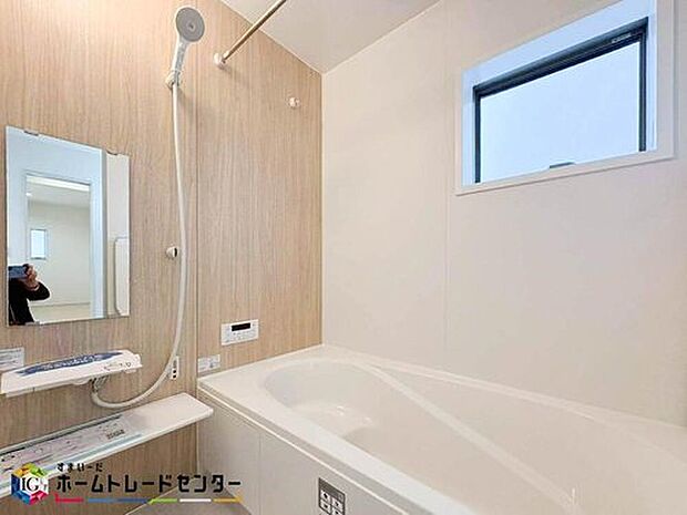 【浴室】お子様と一緒に入ってもゆったり寛げる1坪タイプのシステムバス。水をはじくのが早く乾きやすくカビの発生を防ぐドライ床&標準仕様簡単ヘアキャッチャーも付いていますので一番最初に味わう【綺麗】を長く保てます