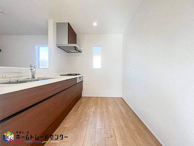 【キッチン】お洒落で清潔感のある対面キッチン♪対面式キッチンは家族との大事なコミュニケーションも取りやすく自然と会話が増えるような設計となっています。床下の収納スペースもちょっとした物を収納できるので嬉しい魅力♪