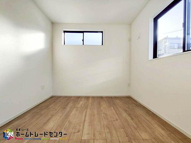 【リビング以外の居室】お子様の成長と共に必要になる子供部屋。勉強机・ベッドを配置しても十分な広さがあるのは戸建てならでは。お子様のお友達を招いたりプライバシーも確保できる子供部屋はお子様の自立心も芽生えます♪