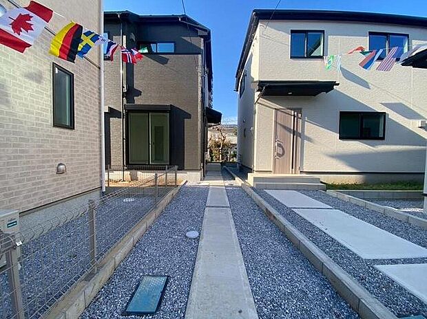 【現地外観写真】美しい緑と良好な住環境が守られてきたこの街に、新築戸建てが誕生致しました。穏やかな空気の流れる落ち着いた住環境です。ぜひ、現地へ足をお運びいただき実際の環境・陽当たりをご確認下さいませ♪