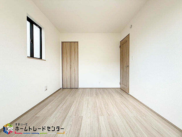 【2階洋室】お子様の成長と共に必要になる子供部屋。勉強机・ベッドを配置しても十分な広さがあるのは戸建てならでは。お子様のお友達を招いたりプライバシーも確保できる子供部屋はお子様の自立心も芽生えます♪
