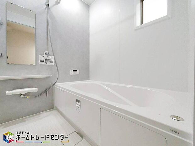【浴室】1坪タイプの大きなお風呂で、小さなお子様とご一緒に足を伸ばして入浴いただける広さです! 浴槽も大きなサイズで腰掛けあるので半身浴も楽しめます。一日の疲れをゆっくりとお風呂の中で癒してください♪