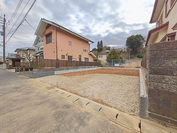 【前面道路含む現地写真】周辺は静かで落ち着いた雰囲気の住宅街です。交通量も少なく、穏やかで快適にお過ごし頂けそうです。