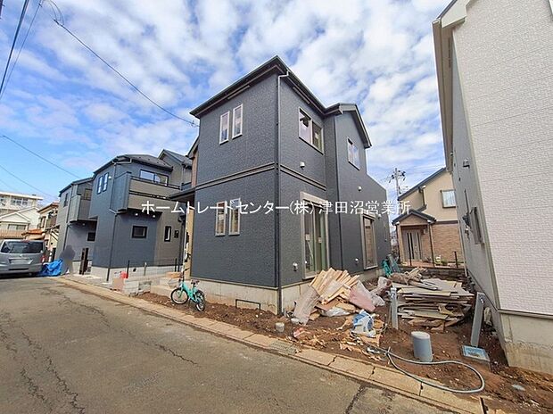 【前面道路含む現地写真】閑静な住宅地で子育て家族にピッタリ。公園が近く、毎日のお散歩も快適なエリアで、自然に包まれた穏やかな暮らしを実現するための、ゆとりある住環境が整っています。緑の潤いを感じながらホッと生活できそう。