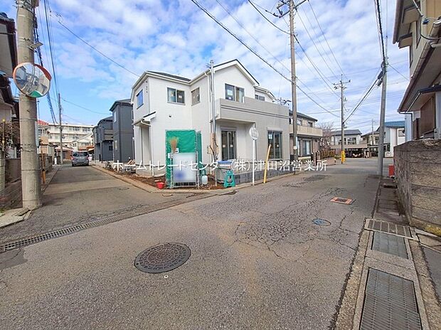 【前面道路含む現地写真】良好な住環境が守られてきたこの街に、新築戸建てが誕生致しました。穏やかな空気の流れる落ち着いた住環境です。ぜひ、現地へ足をお運びいただき実際の環境・陽当たりをご確認下さいませ♪