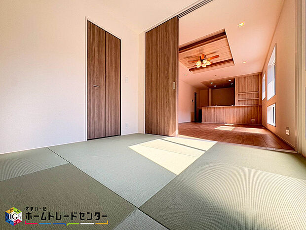 【和室】急な来客時、ご両親の宿泊の場所として、またリビングに隣接していますので、小さなお子様のお昼寝・遊び場や家事の場所としても活躍致します♪和風テイストで仕上げる家具のコーディネイトも楽しみですね♪
