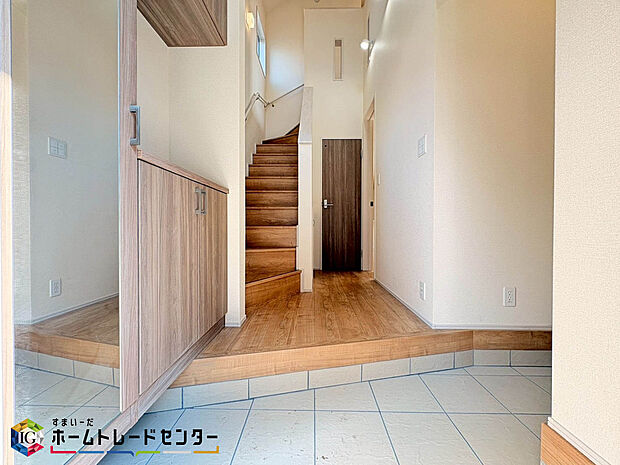 【玄関】玄関横に設けた土間収納は、ベビーカーやアウトドア用品、ゴルフバッグなど収納可能。帰宅後すぐに片付けられる動線で玄関はいつもすっきり。外の汚れを室内に持ち込まず、暮らしに余裕と清潔感をもたらします。