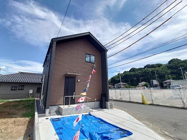 【現地外観写真】【1号棟】
美しい緑と良好な住環境が守られてきたこの街に、新築戸建てが誕生致しました。穏やかな空気の流れる落ち着いた住環境です。ぜひ、現地へ足をお運びいただき実際の環境・陽当たりをご確認下さいませ♪