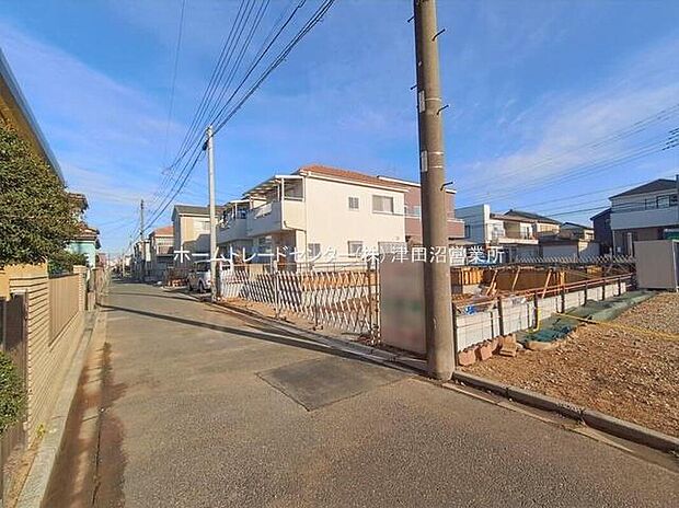 【前面道路含む現地写真】閑静な住宅地で子育て家族にピッタリ。毎日のお散歩も快適な緑に恵まれたエリアで、自然に包まれた穏やかな暮らしを実現するための、ゆとりある住環境が整っています。緑の潤いを感じながらホッと生活できそう。