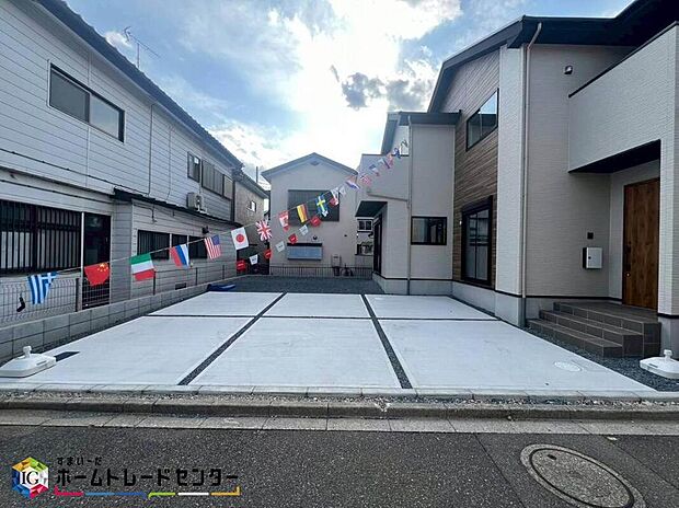 【前面道路含む現地写真】閑静な住宅地で子育て家族にピッタリ。毎日のお散歩も快適な緑に恵まれたエリアで、自然に包まれた穏やかな暮らしを実現するための、ゆとりある住環境が整っています。緑の潤いを感じながらホッと生活できそう。
