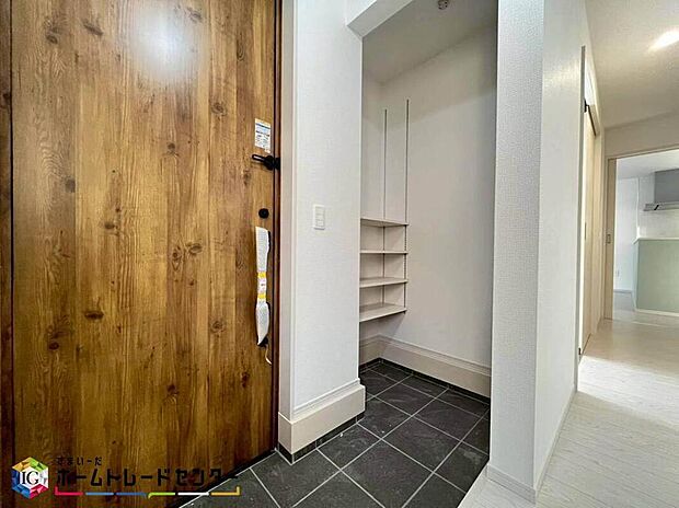 【玄関】玄関横に設けた土間収納は、ベビーカーやアウトドア用品、ゴルフバッグなど収納可能。帰宅後すぐに片付けられる動線で玄関はいつもすっきり。外の汚れを室内に持ち込まず、暮らしに余裕と清潔感をもたらします。